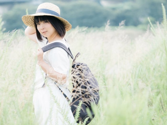 草原で見つめる女性