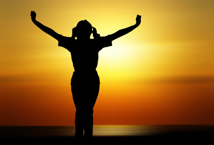 解放感と夕暮れのシルエット