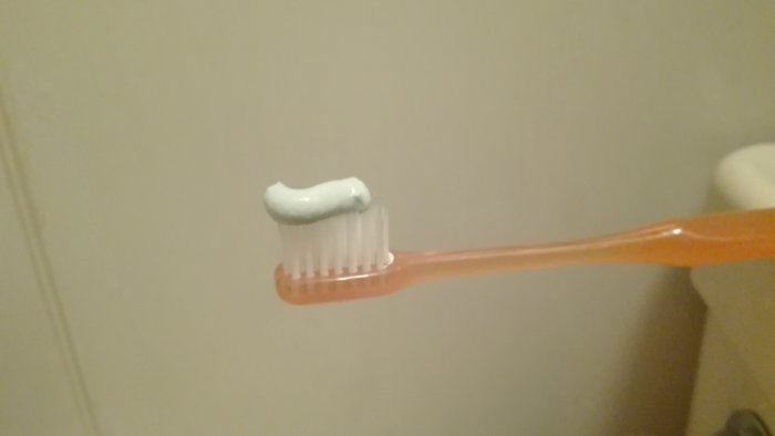 なた豆歯磨きを歯ブラシにとってみた