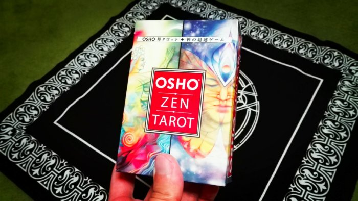 OSHO禅タロット　ミニ版。この中にカードと説明書が入っている。