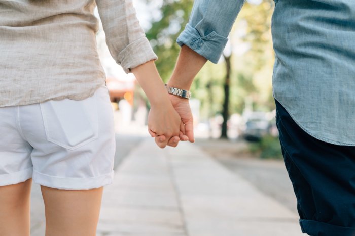 男女の繋いでいる手のアップ