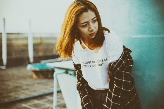 上着を軽く脱ぐ女性