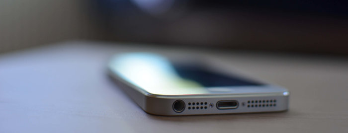 手前にスマホが置いてある