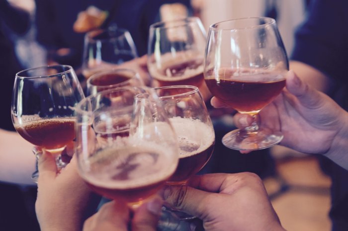 グラスをみんなで持って乾杯