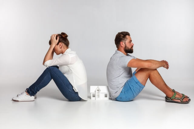背中合わせになって向き合わないカップル