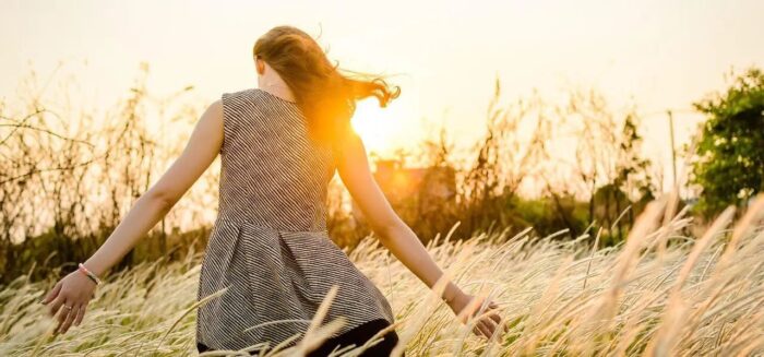 夕陽に照らされる女性の背中