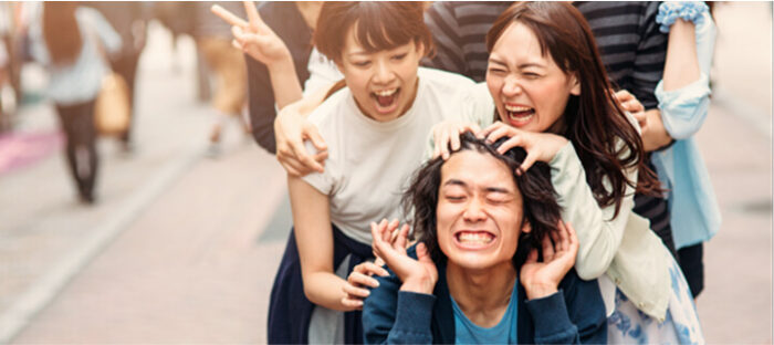 楽しくはしゃぐ人々