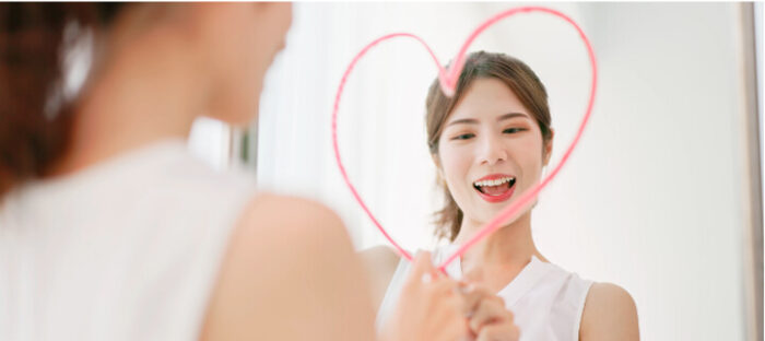 笑顔ではしゃぐ女性