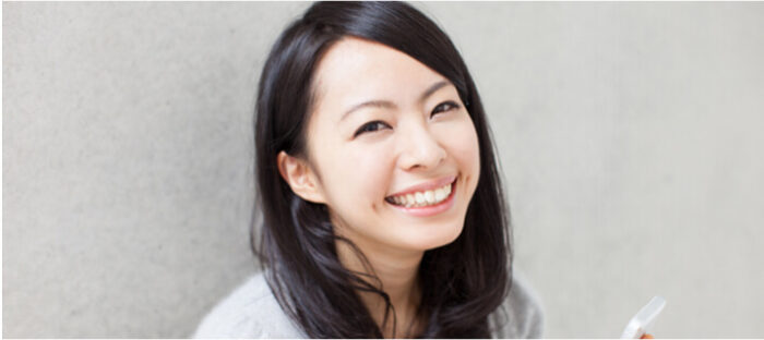 笑顔で見つめる女性