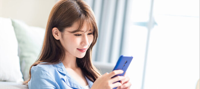 スマホを見ている女性